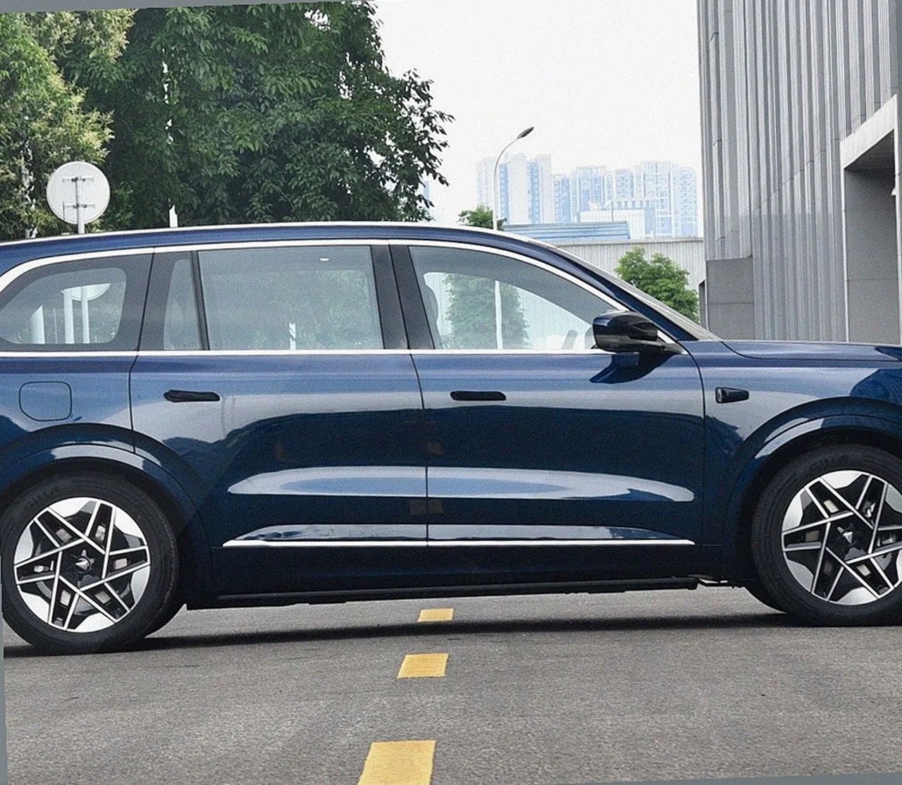 Deepal S09 exterior view 1