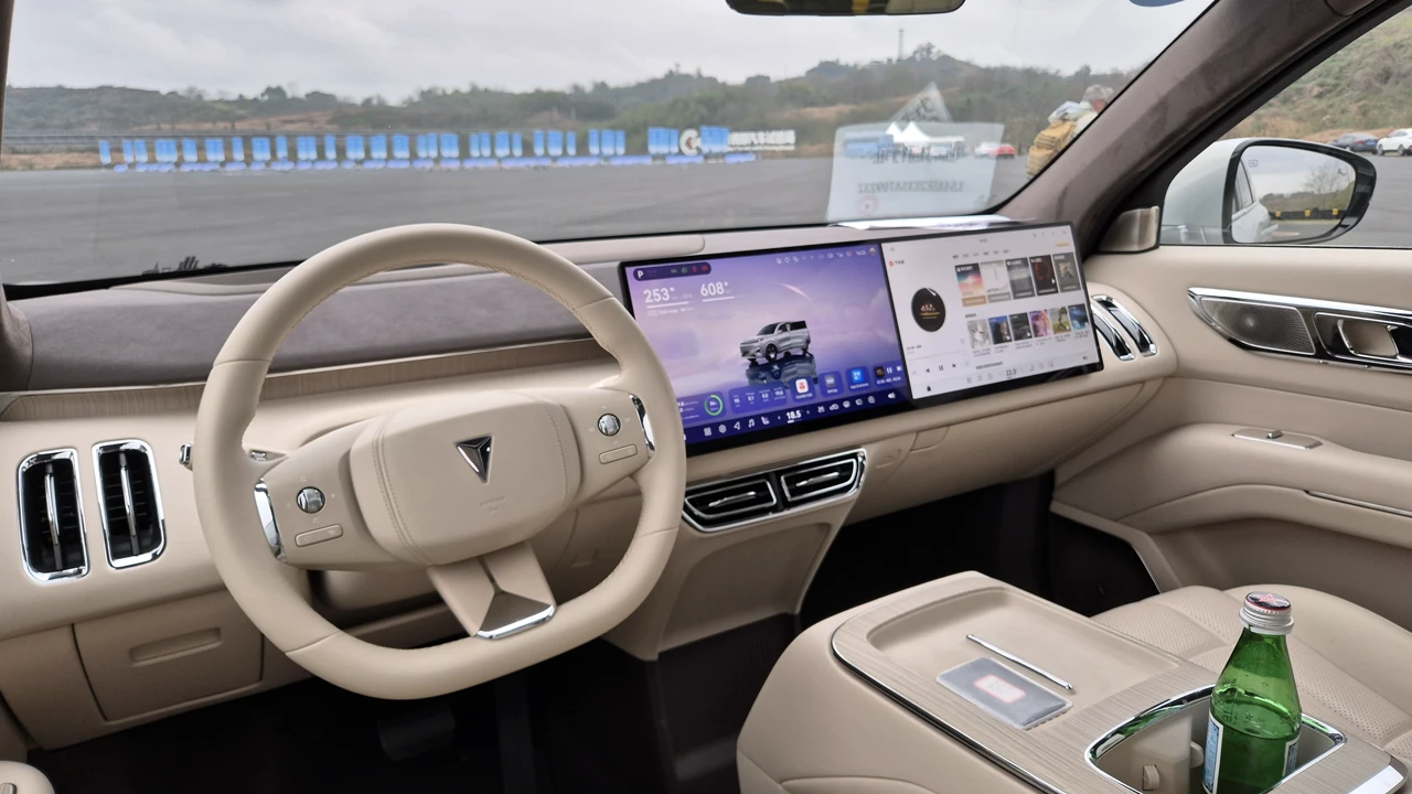 Deepal S09 cockpit detail 1