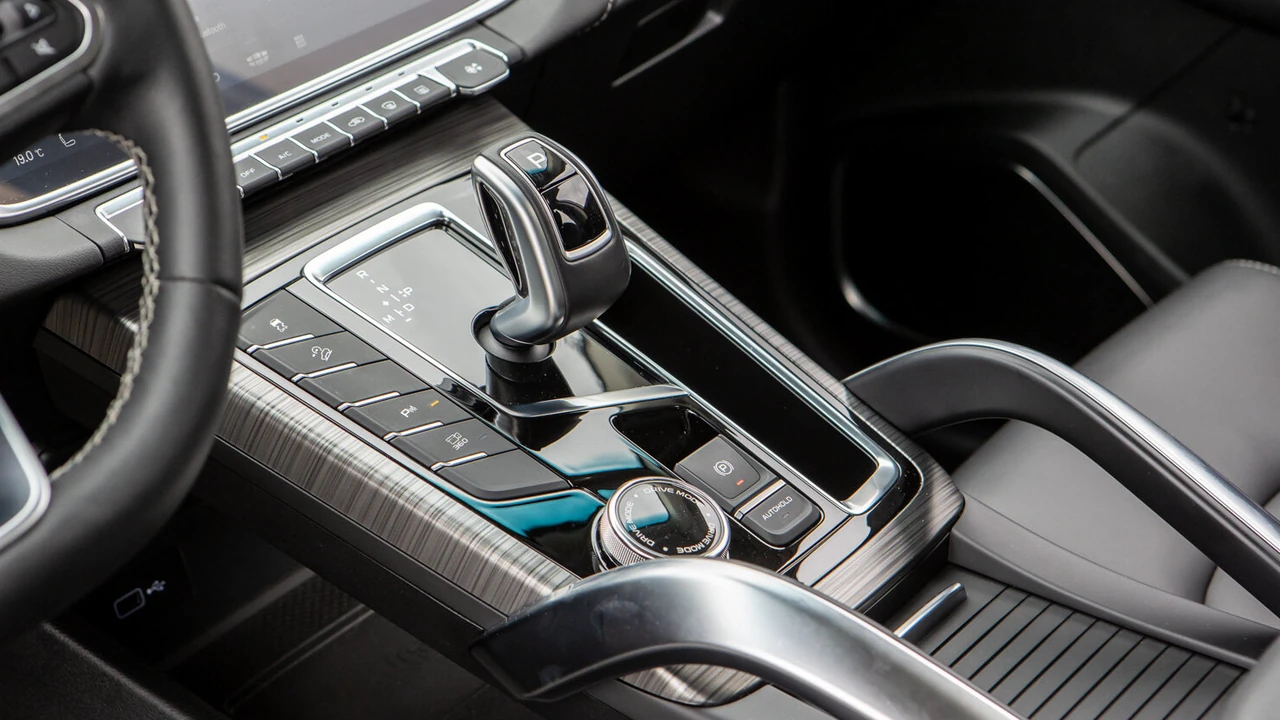 Geely Atlas cockpit detail 2