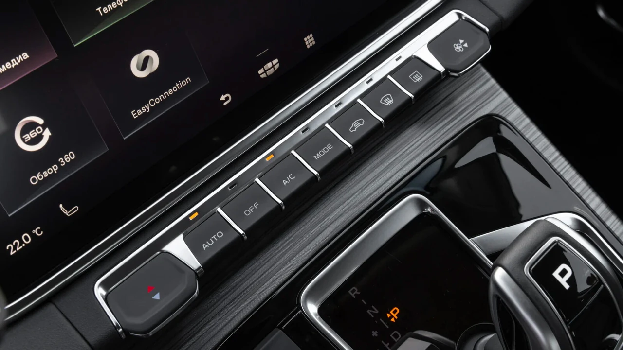Geely Atlas cockpit detail 3
